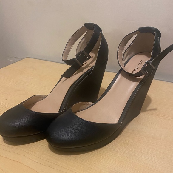 SPRING! Wedge Heels - Picture 2 of 4